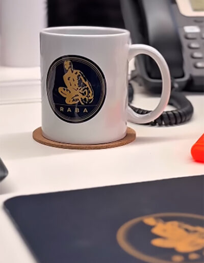 Taza con el logo de la empresa.